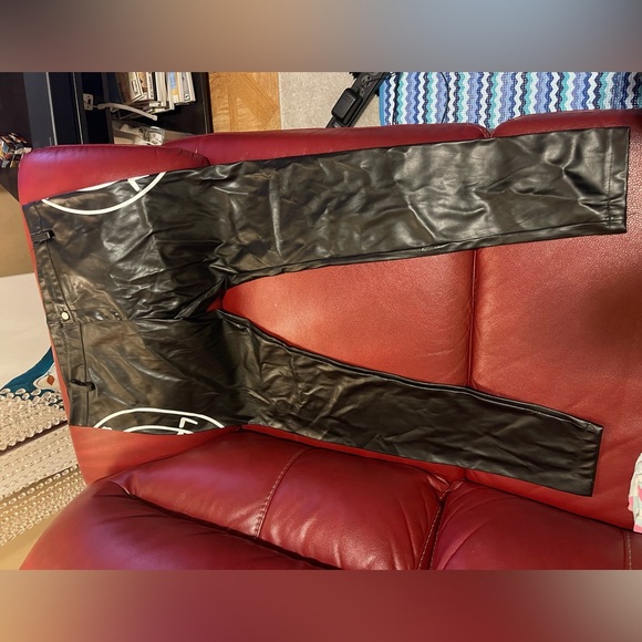 GOTH STYLE Faux leather feel, pentagram pants - Picture 2 of 3